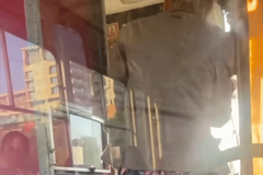 Incident u Beogradu: Opomenula vozača tramvaja da ne koči naglo, išamarao je putnik (VIDEO)