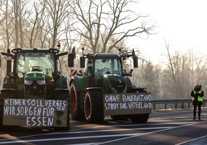 Blokirano je apsolutno sve: Poljoprivrednicima u Njemačkoj u štrajku se pridružile i željeznice, protest se nastavlja (VIDEO)