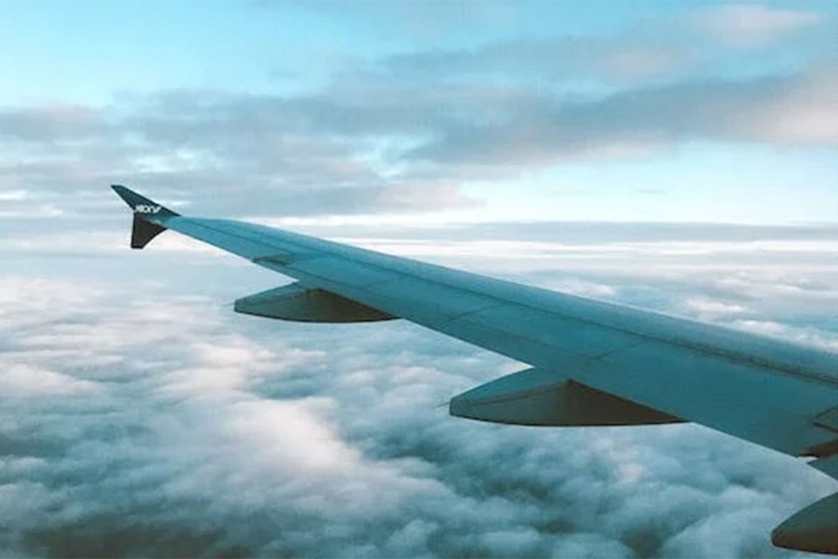 Žena pokušala da otvori vrata aviona tokom leta