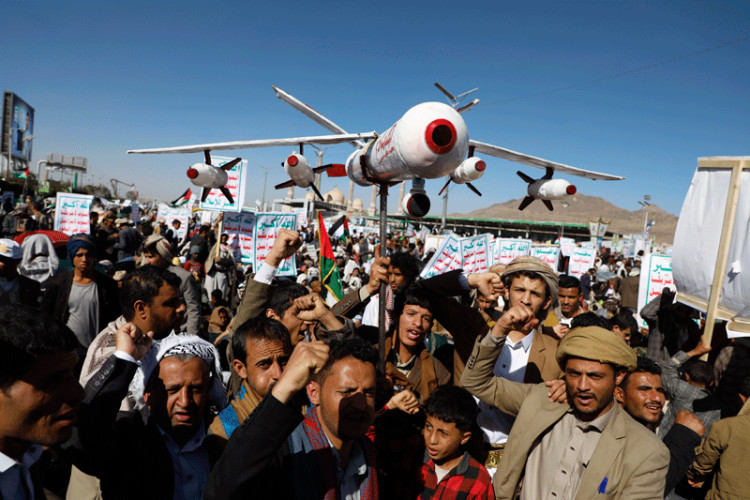 Huti ispalili balističku raketu na američki teretnjak