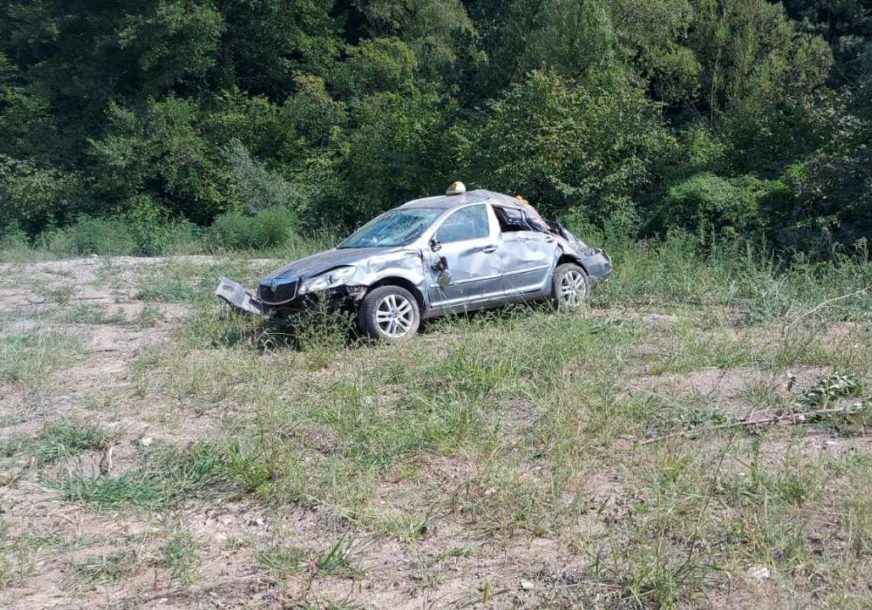 MALOLJETNIK NAPRAVIO HAOS Ukrao taksi, sletio s puta i potpuno slupao vozilo