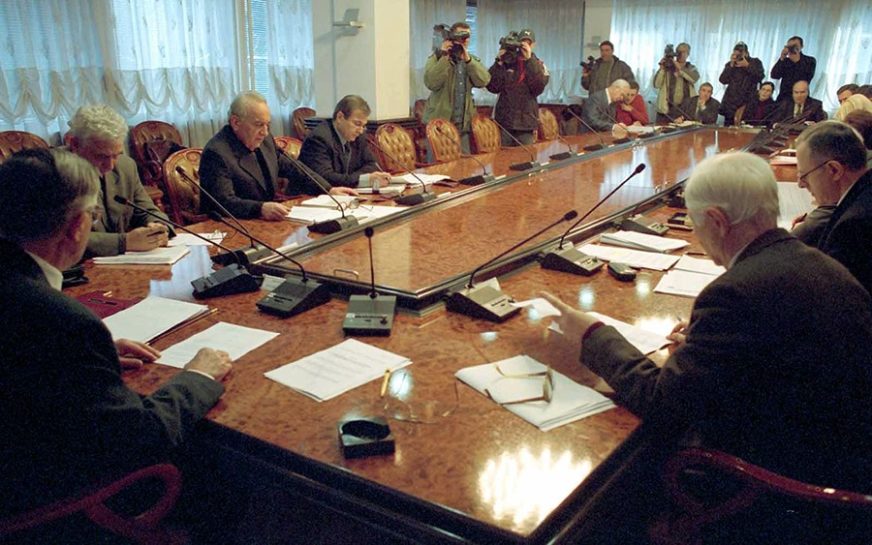 Izvještaj Komisije za Srebrenicu: Napad na kolonu Orićeve divizije bio je legitiman, a pogubljenje do 3.000 vojnih zatvorenika je RATNI ZLOČIN