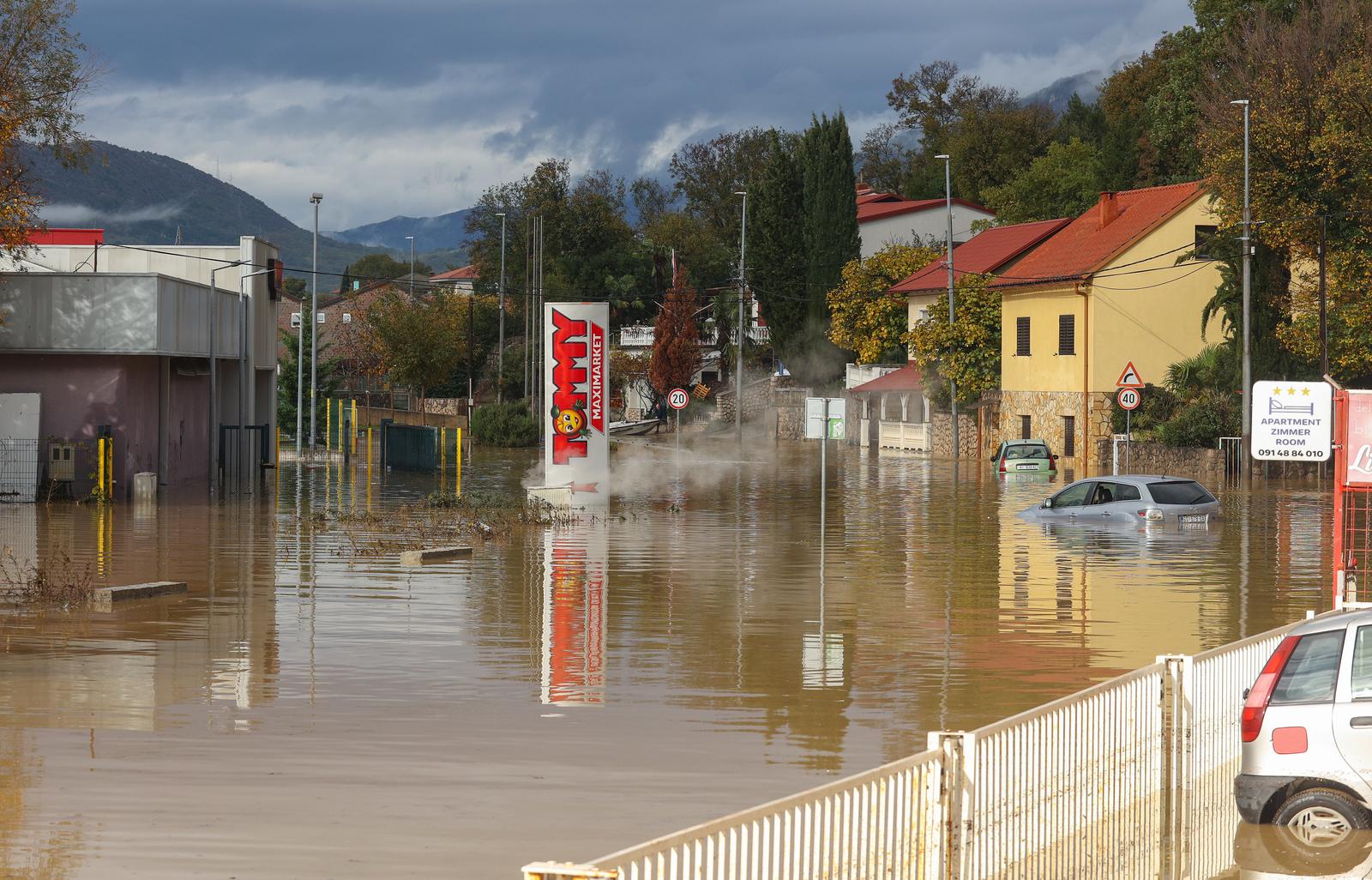 Apokaliptični prizori iz hrvatskih gradova: Nevrijeme stiže i u Srbiju i trajaće 4 dana