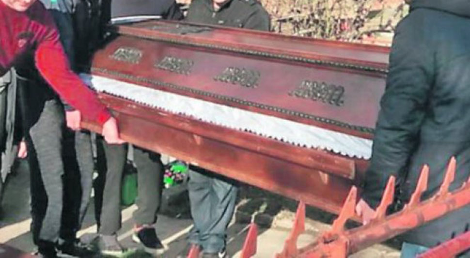 ŠOK USRED NOĆI: Nakon što su ga sahranili, pojavio se na kućnom pragu! 