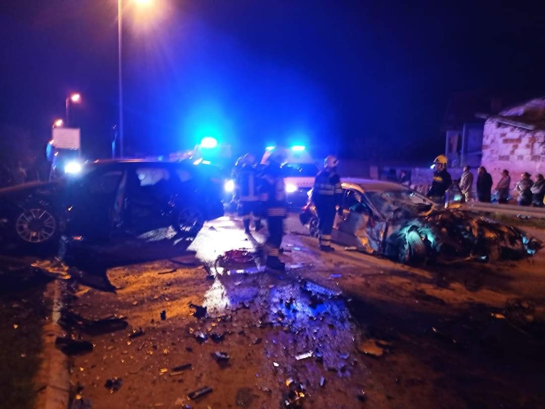 Vatrogasci izvlače povrijeđene iz smrskanih vozila nakon sudara u Brčkom