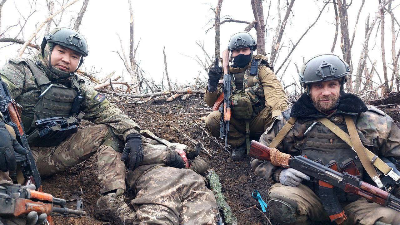 UŽIVO /VIDEO/Greška američkih oficira;Snimak herojstva vojnika; ⚔️Wagner zauzeo dva naselja; 🎯 Ruski brifing; 🚁  Oboren MI-8; Rusi izgradili veliku vojnu bazu;🚦 Rusija ne prihvata gornju granicu cijene nafte