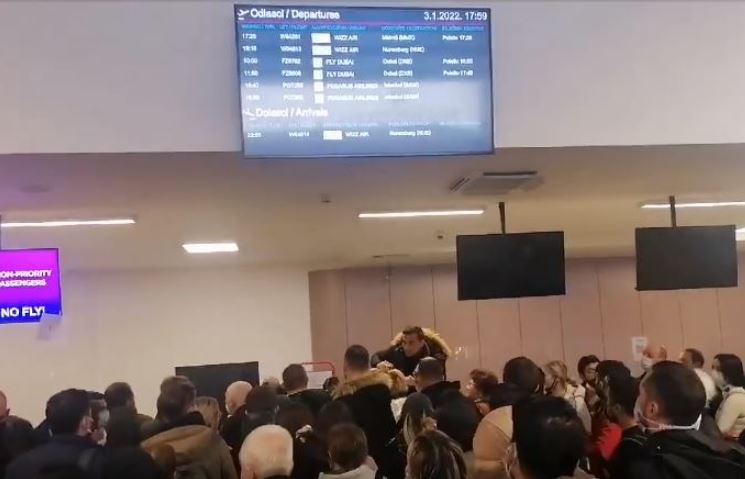 PUTNICI ČEKALI SATIMA Nakon Sarajeva, haotično stanje bilo je i na tuzlanskom aerodromu