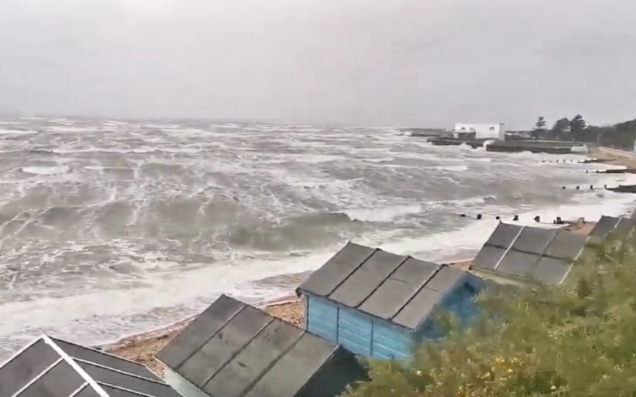 Najgora OLUJA u posljednjih 30 godina pogodila  Veliku Britaniju /VIDEO/