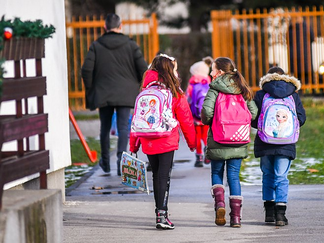 Učenici od prvog do petog razreda danas u školskim klupama