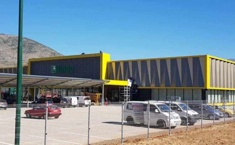 Filmska pljačka u Mostaru: Ukrali vozilo, zabili se u vrata 