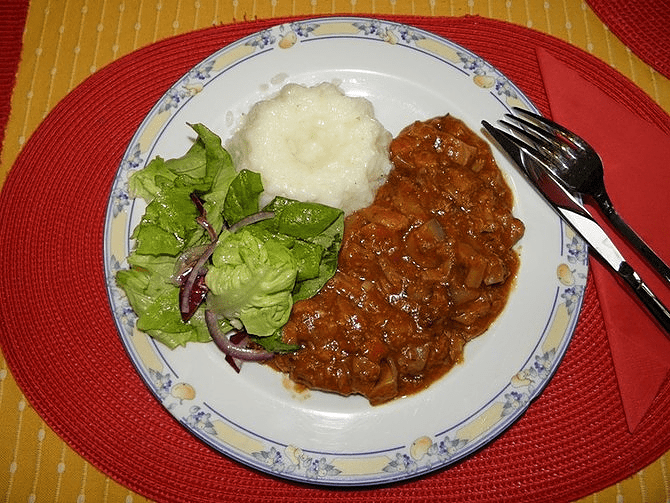 Sote od junetine sa bukovačama: Obrok koji gararantuje potpuno uživanje!