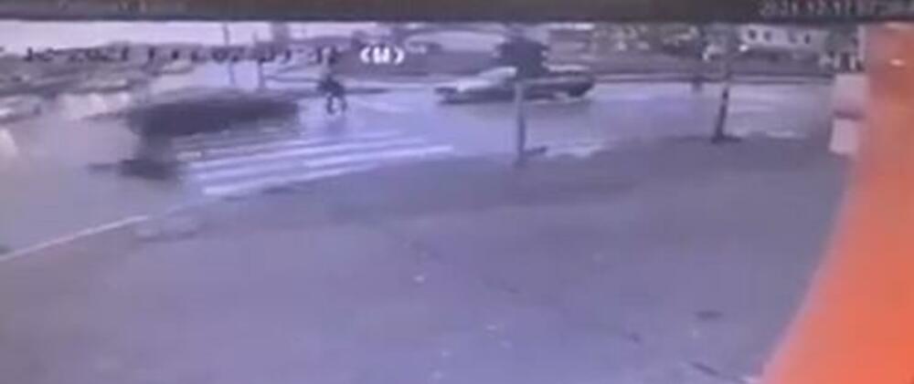 UZNEMIRUJUĆI SNIMAK NESREĆE ! Automobil pod punim gasom RAZNIO pješaka nasred PJEŠAČKOG prelaza (VIDEO)