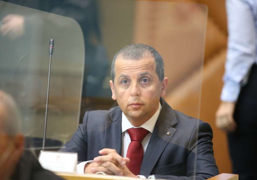  “Dajte meni da postrojim....