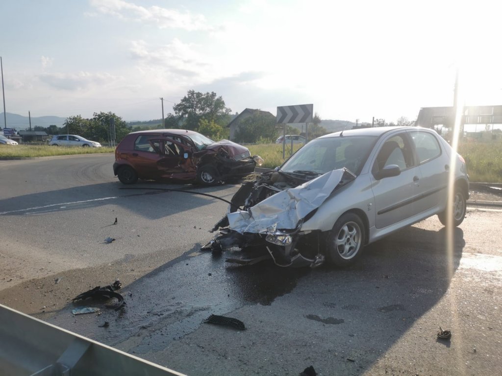 Ušao u kružni tok U KONTRASMERU, izazvao direktan sudar!