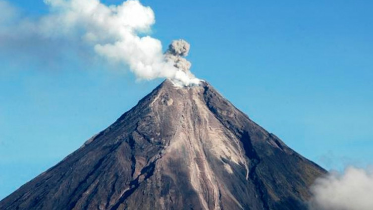 Nekoliko hiljada ljudi evakuisano zbog erupcije vulkana