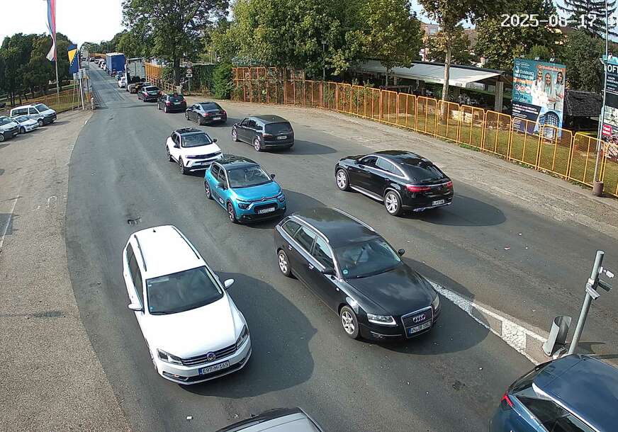 Vozači se pozivaju na strpljenje: Kilometarske kolone na GRANIČNIM PRELAZIMA u BiH, evo gdje se čeka najduže