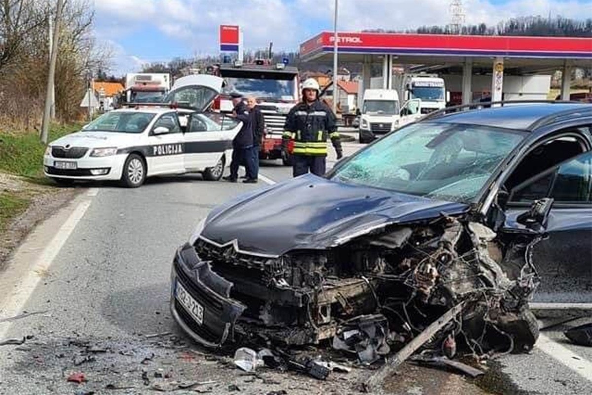 Težak udes kod Tuzle, vatrogasci izvlačili povrijeđene