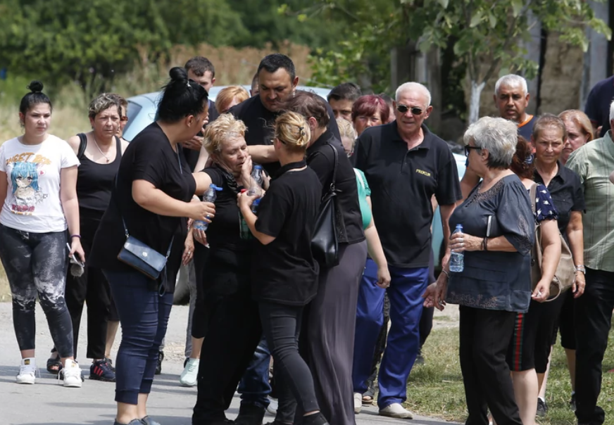POTRESNE SCENE NA SAHRANI Noinu majku slomljenu od bola iznosili u naručju (FOTO)