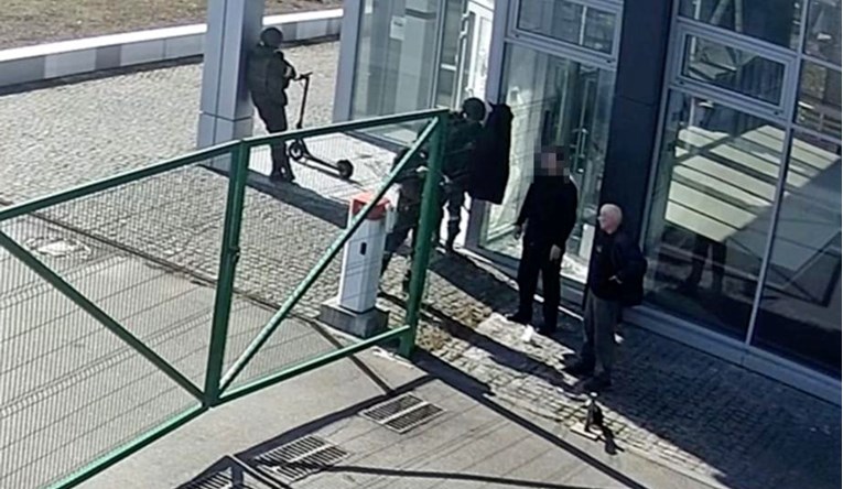 CNN objavio snimku: Ruski vojnici hladnokrvno ubili dva nenaoružana civila /VIDEO/