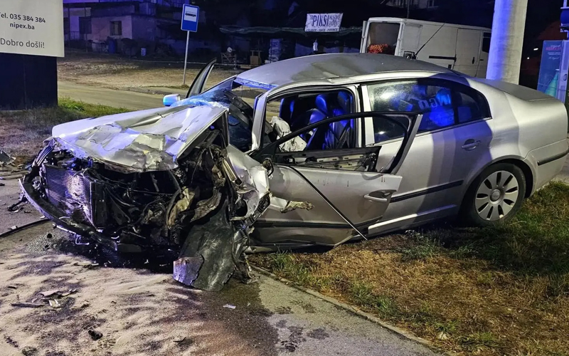 Težak sudar u Tuzli: Vozač Škode teško povrijeđen, vatrogasci morali rezati vozilo da ga izvuku (FOTO)