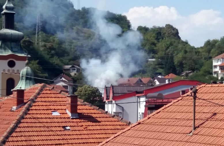 Tragedija izbjegnuta za dlaku: Izgorjela krovna konstrukcija na porodičnoj kući u Zvorniku