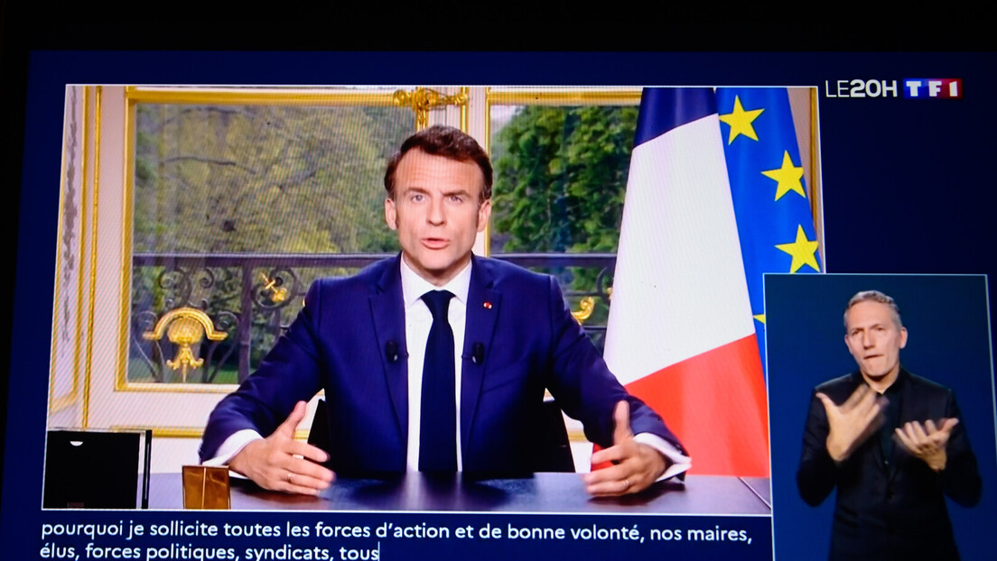 Makron se obraća naciji, dok građani lupaju u šerpe u Parizu: Imamo rok 100 dana (VIDEO)