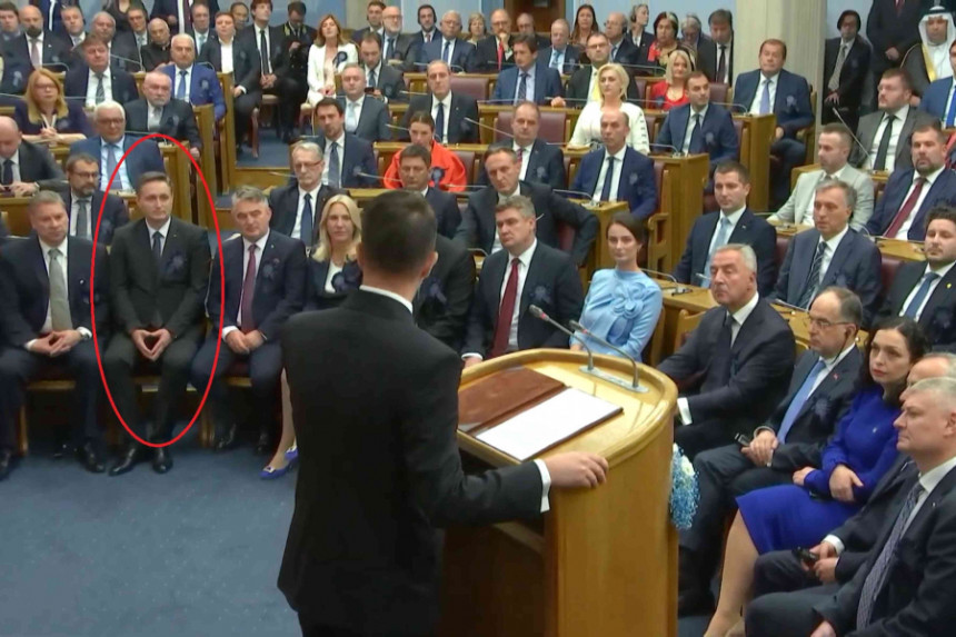 Denisa Bećirovića jedva “ugurali” na pomoćnu stolicu (FOTO)