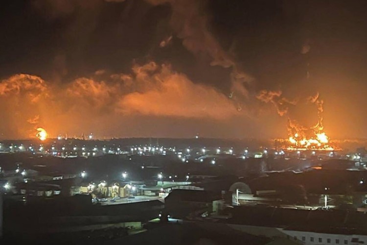 Požar na skladištu nafte u Brjansku u Rusiji