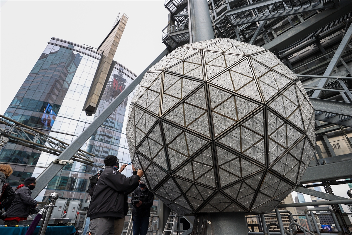 SAD: Novogodišnja kugla na Times Squareu dobila nove kristale (FOTO)