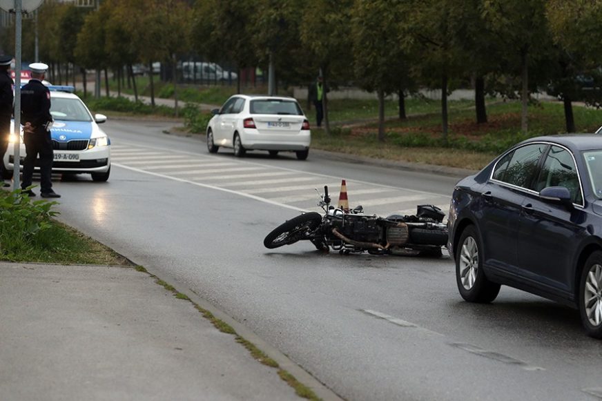 Teška saobraćajna nesreća: Sudarili se motocikl i kombi, povrijeđena jedna osoba