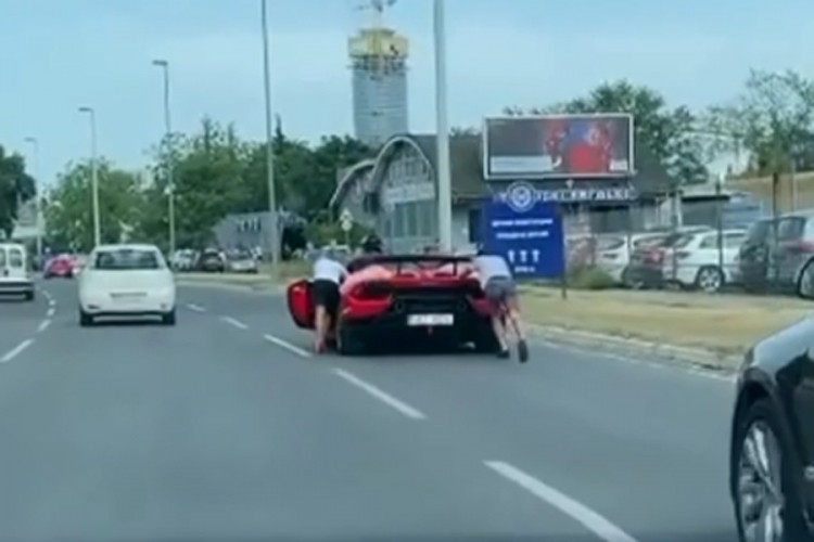 Lamborghini im stao usred Beograda - izašli i gurali
