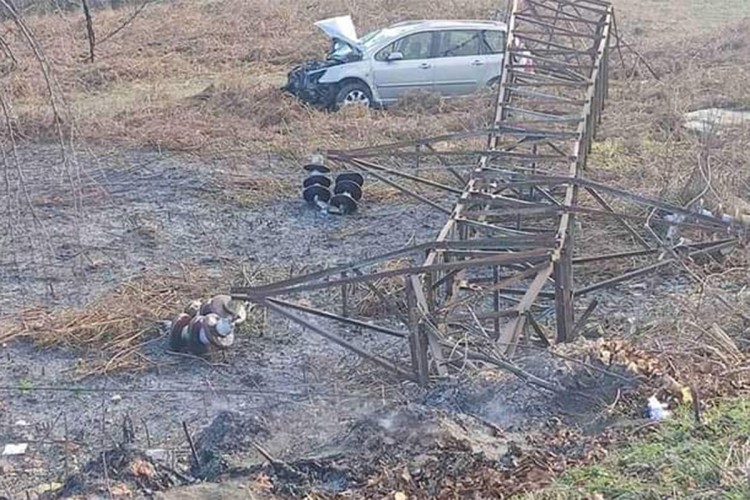 I vatrogasci intervenisali u teškom udesu u Han Kolima (FOTO)