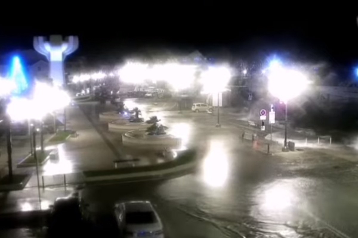 NEVRIJEME U DALMACIJI /VIDEO/ Jugo napravio haos na splitskim plažama