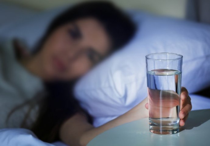 Nikada ne ostavljajte čašu vode pored kreveta preko noći! Evo zašto