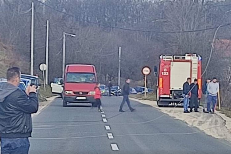 I vatrogasci intervenisali u teškom udesu u Han Kolima (FOTO)