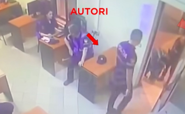 Uznemirujući snimak: Policajac ubio kolegu u policijskoj stanici, ispalio u njega šest hitaca /video/