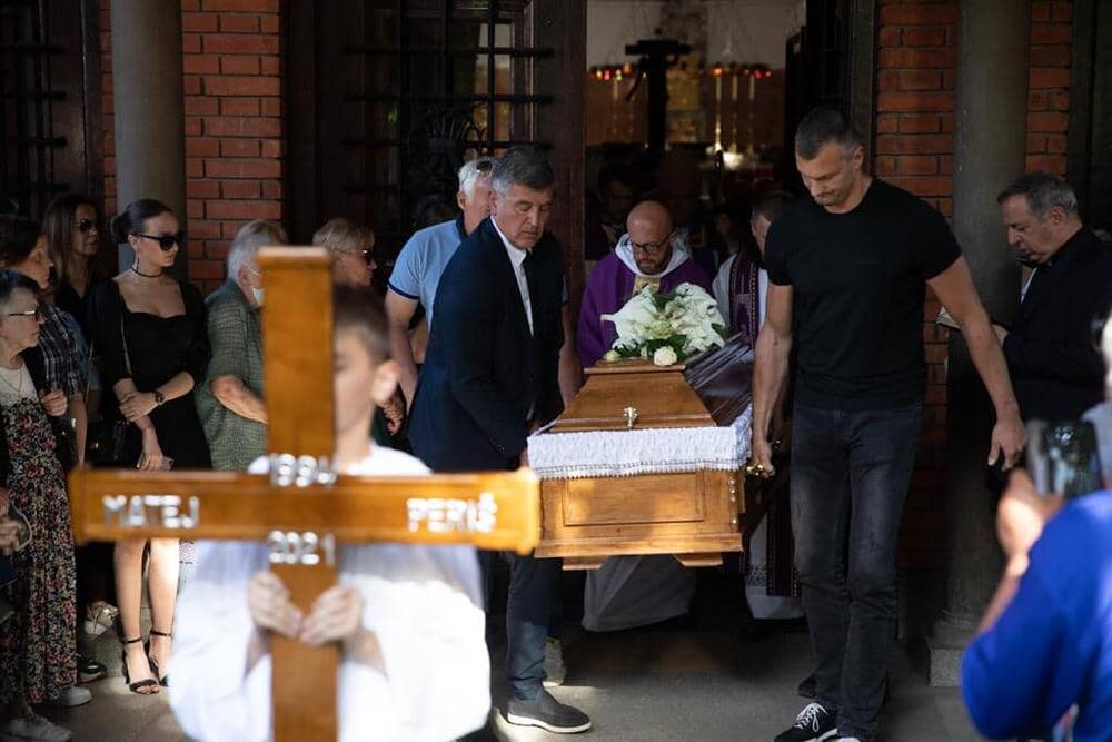 Sahranjen Matej Periš, ispraćen uz pjesmu 