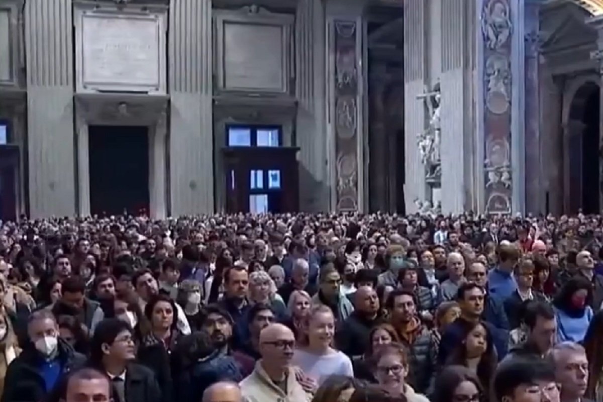 Hiljade odaju počast pokojnom papi Benediktu (VIDEO)