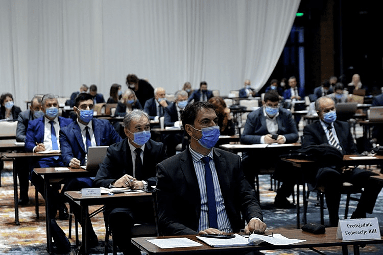 Funkcioneri u dvije fotelje treba da se odreknu jedne