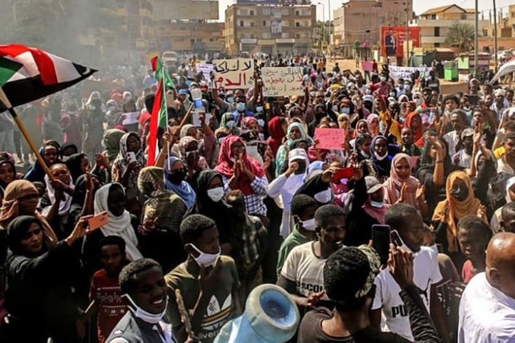 Demonstranti u Sudanu pozivaju na revoluciju, pale prve žrtve