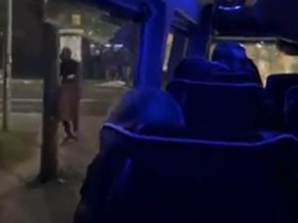 SKANDAL U BRČKOM: Huligani vrijeđali, pa napali autobus sa mladim igračima iz Bijeljine! (VIDEO)