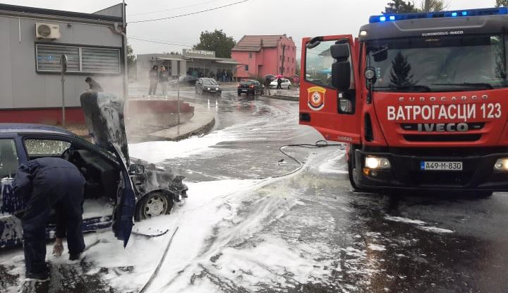 INTERVENISALI VATROGASCI Automobil se zapalio tokom vožnje