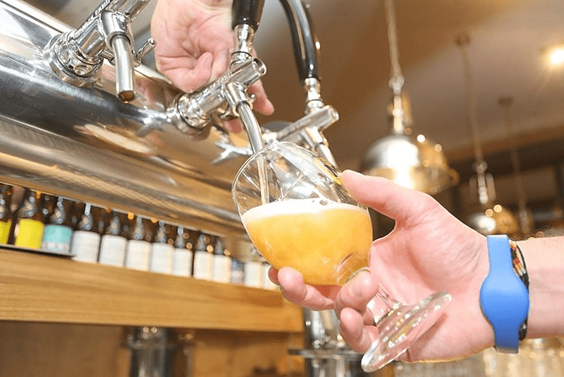 KAKAV GEST Popio jedno pivo pa ostavio bakšiš od 3.000 dolara