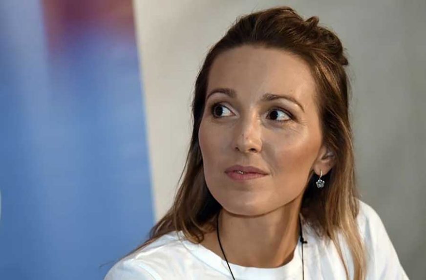 NAKON NOVAKOVE POBJEDE Jelena Đoković bez šminke i u majici sa Đokovićevim likom i snažnom porukom (FOTO)