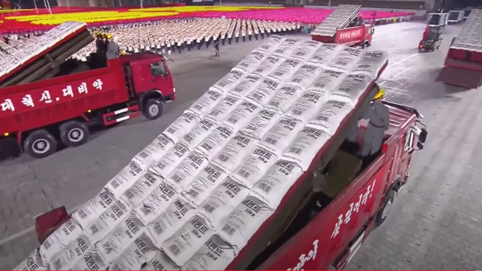 Sjeverna Koreja pokazala raketne bacače koji izgledaju kao civilni kamioni