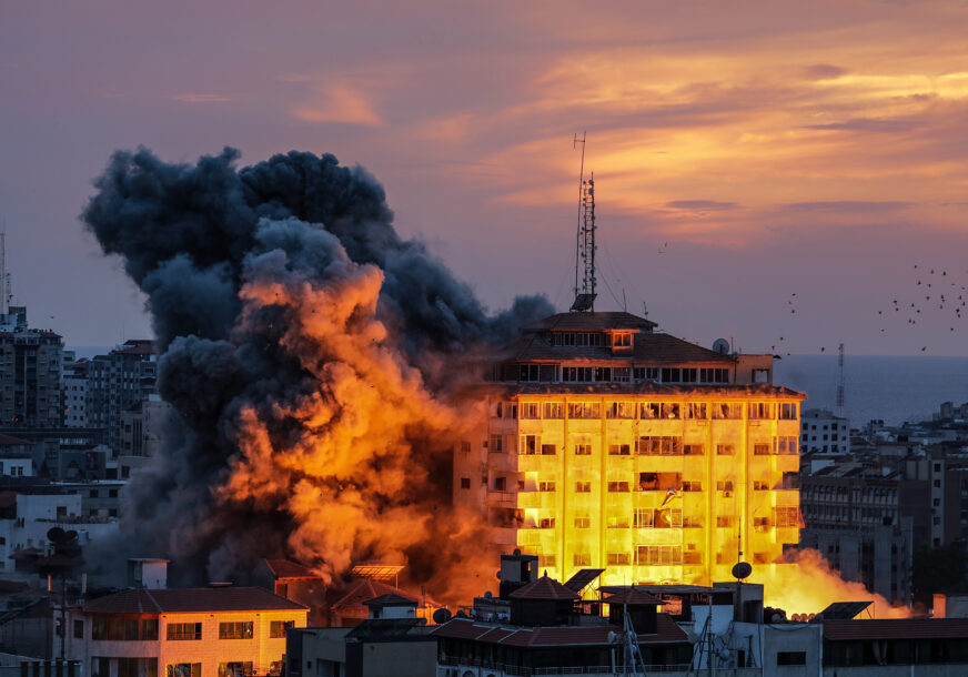 Soliteri padaju kao kule od karata: Objavljeni video snimci rušenja nebodera u centru pojasa Gaze (VIDEO)