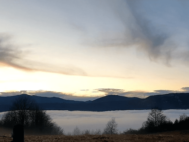 Prije podne na zapadu slaba kiša, tokom dana oblačno