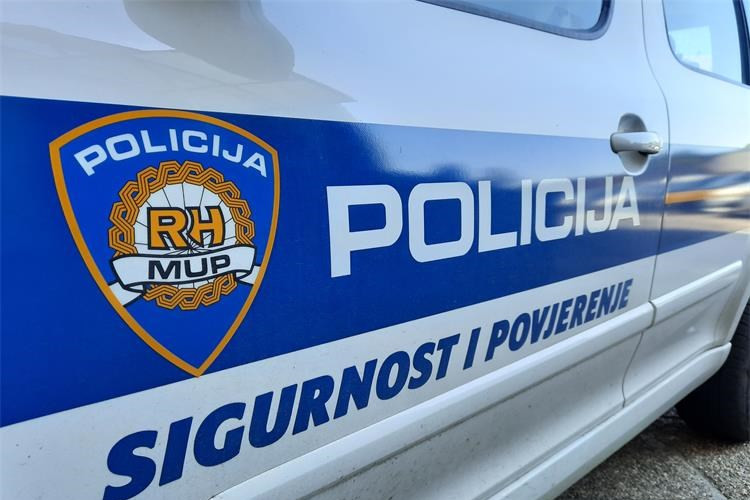 Kombijem usmrtio pješaka pa pobjegao