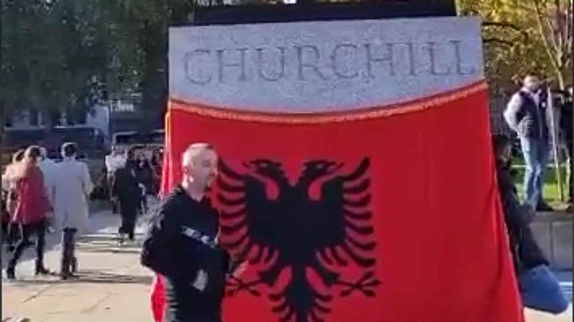 Čerčil prekriven dvoglavim orlom: Protesti Albanaca u Londonu /video/