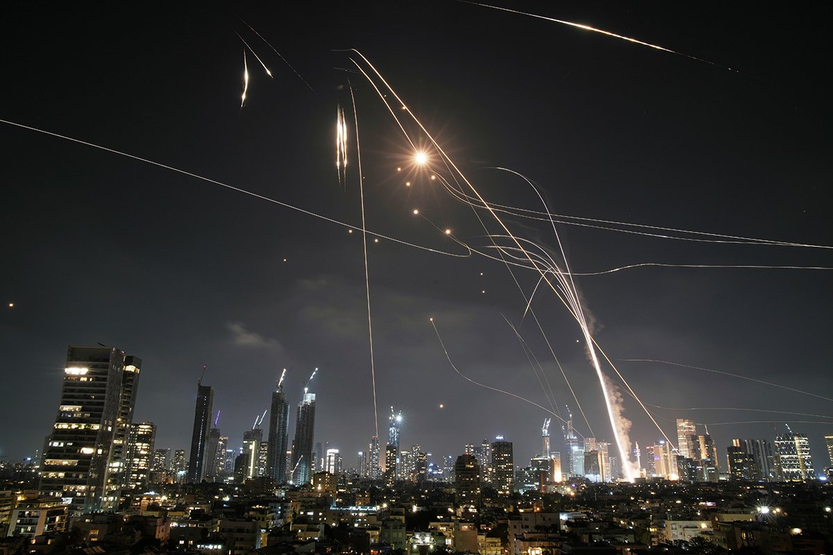 Iran lansirao veliki broj balističkih raketa na Izrael, sirene iznad cijele države, Tel Aviv u plamenu